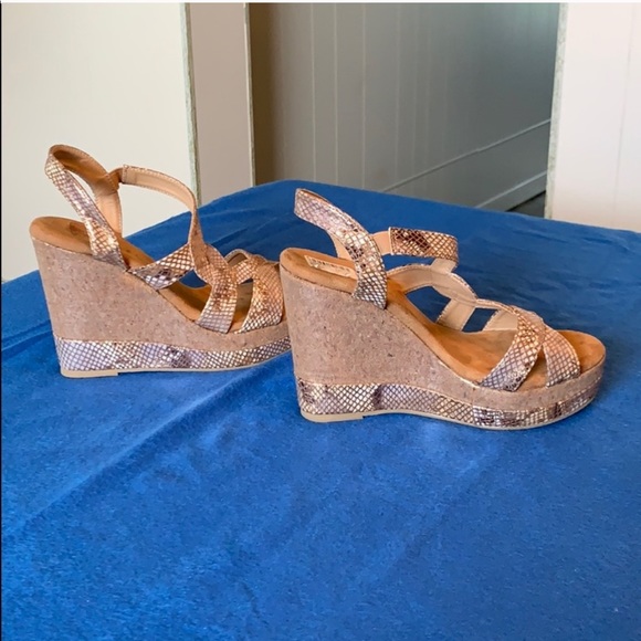 Very volatile gold snakeskin platform wedges - Picture 2 of 9